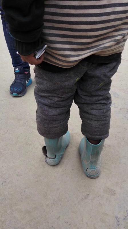 大凉山孩子冬天穿凉鞋图片